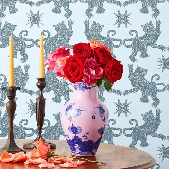 I love the mix of our @patchnyc x @hyggeandwest Palace print wallpaper with hand painted vase by @manifatturarichardginori 
#patchnyc #hyggeandwest #palace #wallpaper #printwallpaper #walldecor #leopard #leopardart #manifatturarichardginori #doncarne
