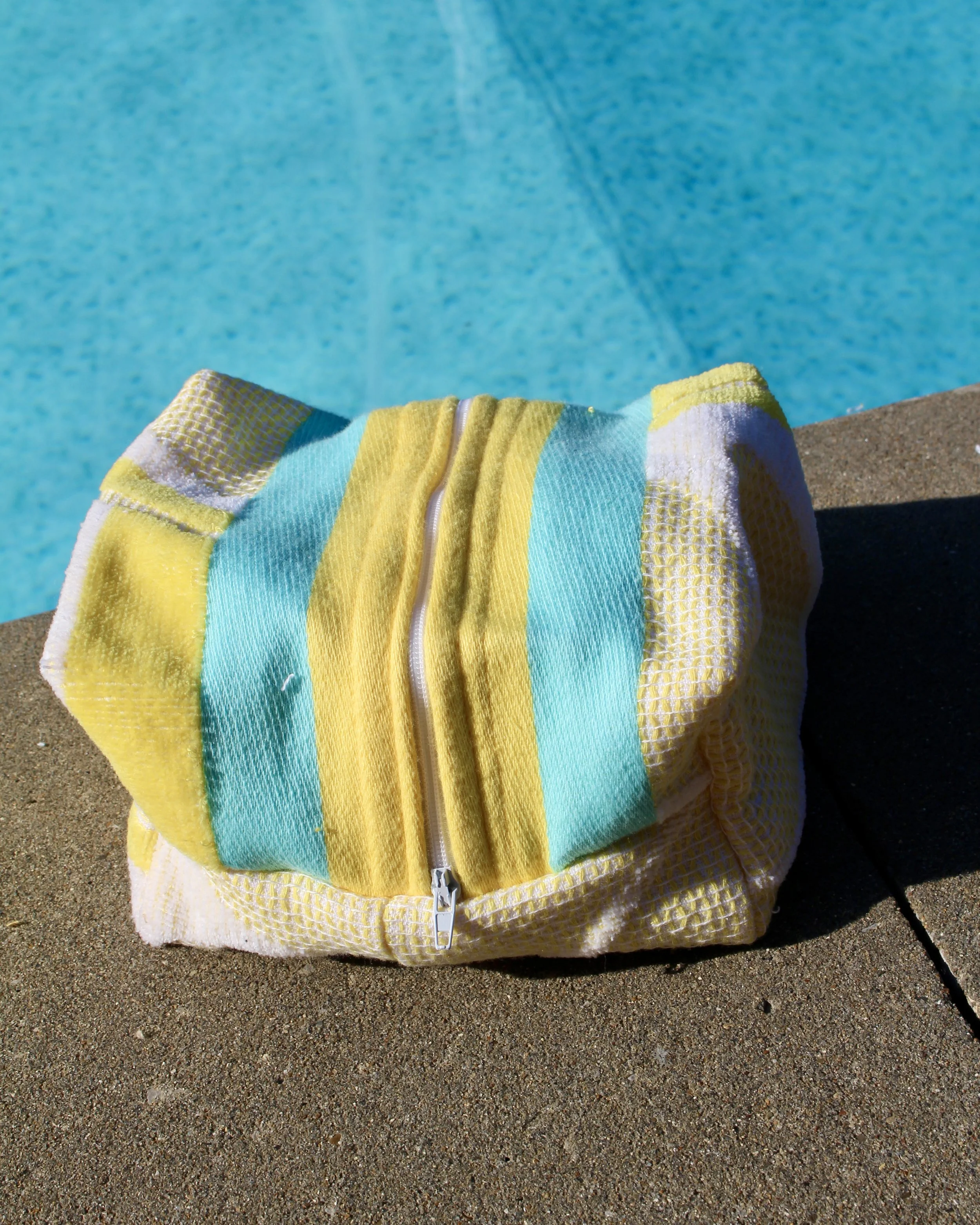 the lemon towel - medium pouch