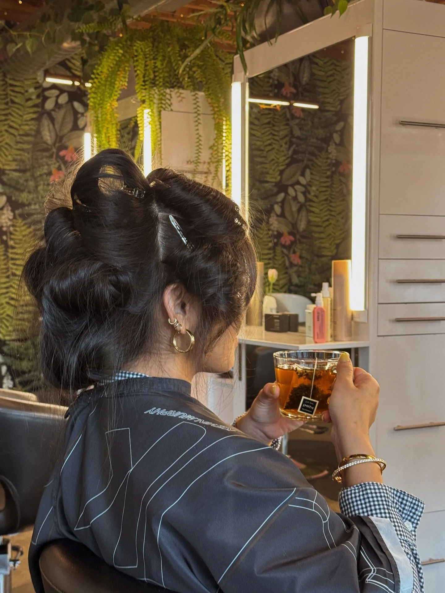 Our kind of self-care: plants overhead, tea in hand and your dream hair loading ✨🌿 we&rsquo;re big Smith Tea fans over here 👀
.
.
.
.
.
.
 #pdxhairstylist #portlandhair  #pdxsalon #shadeseq #pdxhair #pdxbalayage #portlandsalon #portlandbalayage #li