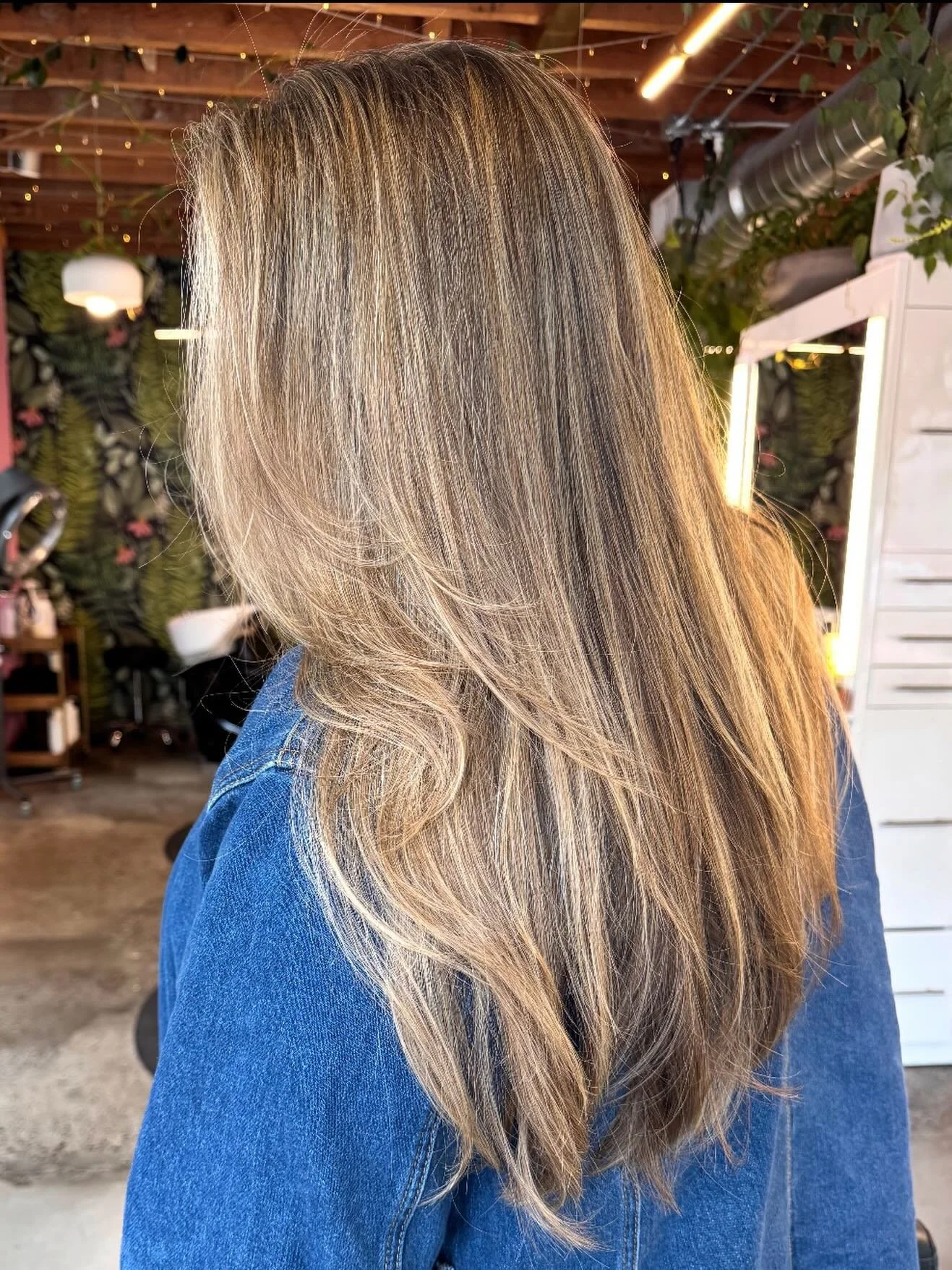 It&rsquo;s sun-kissed season! 🌞
Cut and color by our one and only Julie.
#pdxhair #pdxsalon #portlandhair #portlandsalon #hairinspo