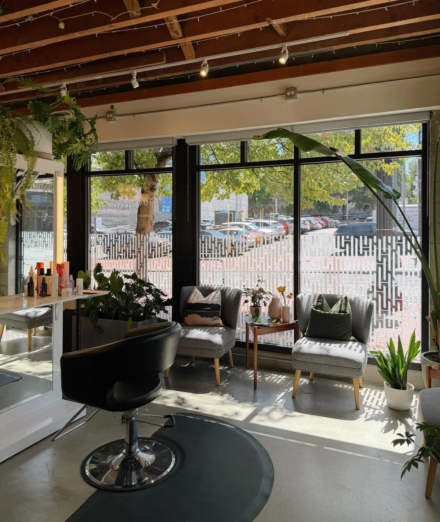 Can&rsquo;t you see yourself working in this sunny little spot?!🌞 Come create some gorgeous hair with us!
#portlandsalon #portlandhair #portlandhairstylist