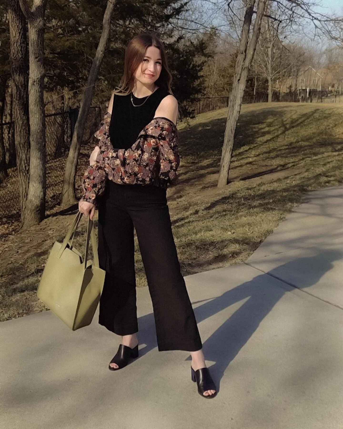 Happy Thursday! Let&rsquo;s talk damaged clothing. 👡

I&rsquo;m curious, how many of you still wear  clothing that has some damage, maybe even noticeable damage? 

For example, the top I&rsquo;m wearing in this pic has a seam that&rsquo;s ripped ope