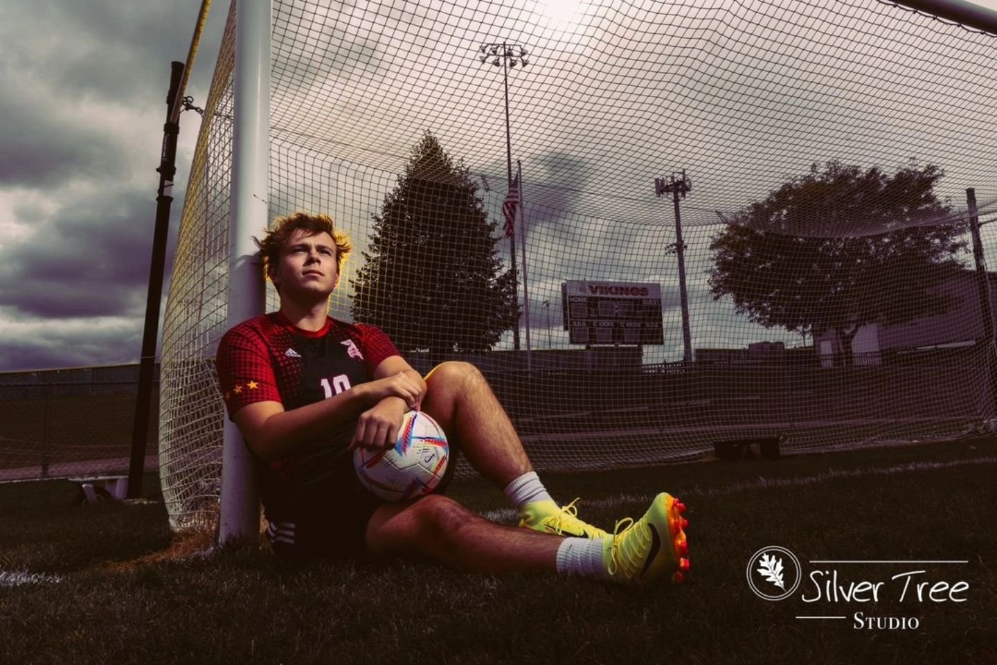⚽️ 𝗔𝗶𝗱𝗮𝗻 &bull; 𝗖𝗹𝗮𝘀𝘀 𝗼𝗳 𝟮𝟬𝟮𝟱 ⚽️ 
Our October weather coming in clutch... We had a great afternoon at the soccer field and loved trying some awesome edgy looks and lighting with Aidan. Topped off with a little modern style in our awes