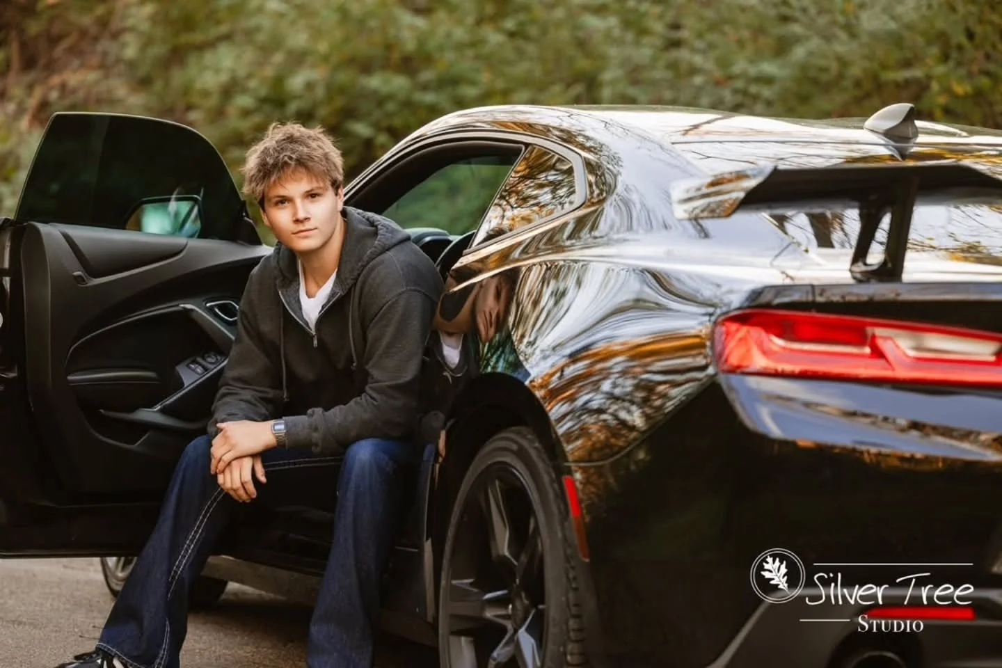 🔥 Ben 🔥
Fall colors, golden light&hellip; and a blacked-out camero that stole the show. 🖤 Ben rolled into his senior session with style, and we had a great time capturing the perfect mix of fall + horsepower.

From winding roads and bold portraits