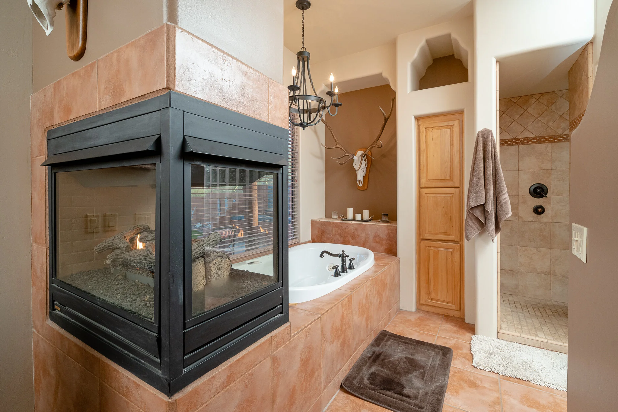 16_Master-Bath_01.jpg