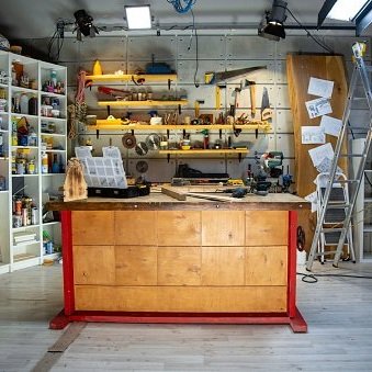 Easy DIY Garage Workshop Workbench