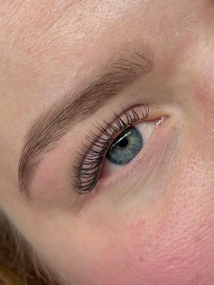 kulmien v&auml;rj&auml;ys viimeistelee klassisen ripsipidennyslookin vai mit&auml;? 🥰✨&hearts;️

<3 Ella

#klassisetripsienpidennykset #ripsipidennyksettampere #kulmienv&auml;rj&auml;ys #salonroce #rocehairskinandbeauty