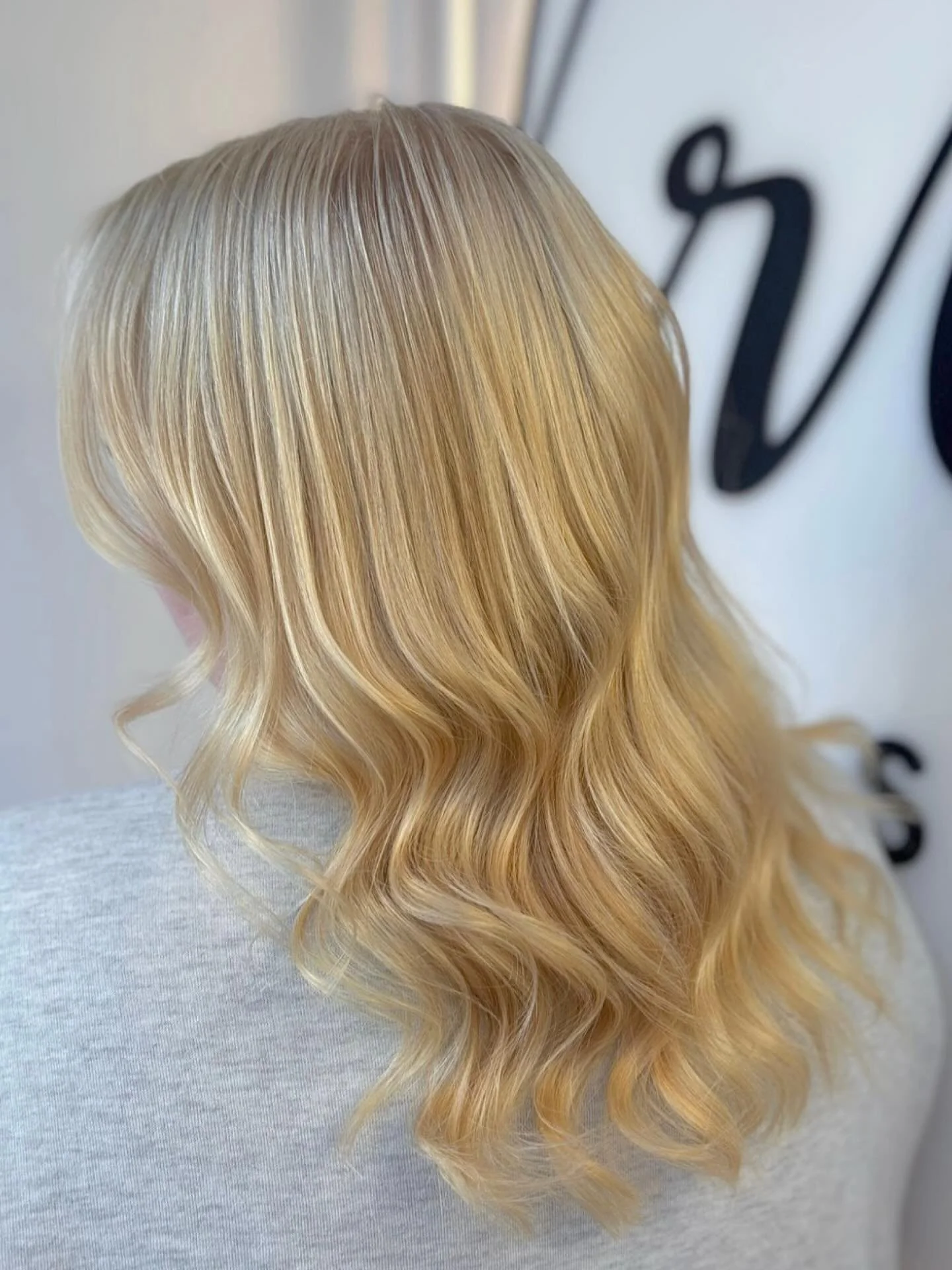 million shades of blonde 🫶🏼

Cecilia

#blondehighlights #kampaamotampere #salonroce #rocehairskinandbeauty