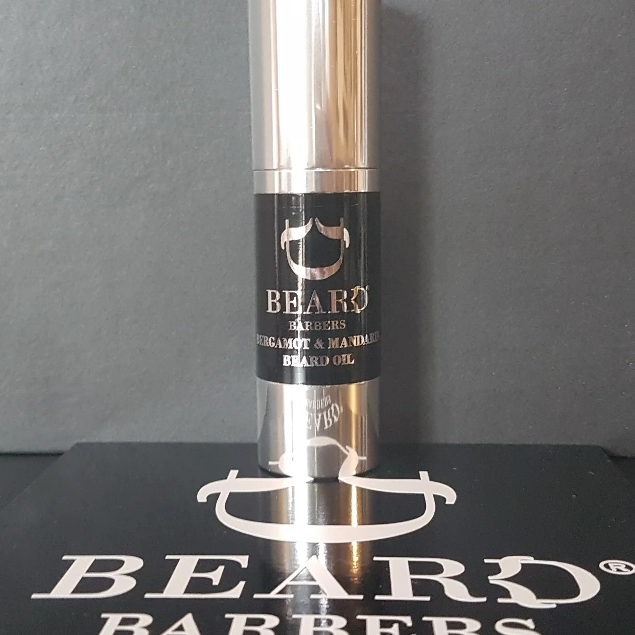 Beard Barbers Oils Bergamot with Mandarin, Most Love It! 30ML Warm a few drops of Beard Oil in the hands before gently smoothing and massaging into the beard. For best results brush into style using a Beard Brush. Amodimethicone, Cyclomethicone, Cyclopentasiloxane Dimethiconol, Citrus nobilis (Mandarin Orange) Peel Oil, Citrus Bergamia (Bergamot) Fruit oil, Prunus armeniaca (Apricot) Kernel Oil,Tocopherol (Vitamin E) oil