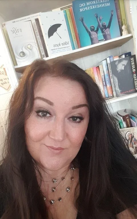 Monica Evaldsdatter Dahlskjær Instagram : @indriela Blogg: www.indriel.no Forfatteren av novellen «Mistenksomhetens pris» er en 52 år gammel nordlending bosatt i Stjørdal. Dahlskjær skriver tekster i mange sjangre. Hun publiserer også artikler og tekster på sin egen blogg. Høsten 2017 debuterte hun med både et dikt og en novelle i antologien «Vilje», utgitt av Alea Forlag. Våren 2018 be to av hennes dikt valgt til antologien «Hjerterom og menneskespor», Velferdalliansens jubileumsbok. Dahlskjær har også skrevet en rekke artikler og vært med i Lymfepostens redaksjon, Norsk Lymfødem og Lipødem Forenings medlemsblad. Dahlskjær har bakgrunn som førskolelærer. Hun driver nå sitt eget foretak som tilbyr kurs i personlig utvikling, healing, rådgiving/veiledning, og mediumvirksomhet. I disse dager fullfører Monica sin første roman. Les begynnelsen på novellen "Mistenksomhetens pris"
