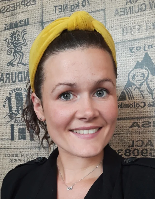 Ane Soldal Hagebø Instagram : @hjarteord Forfattaren bak diktsamlinga Hjarteord er fødd i 1987, busett på Osterøy utanfor Bergen saman med sambuar og to born. Ho er utdanna lærar, og jobbar i ungdomsskulen. Hagebø er ivrig brukar av nynorsk, eit skriftspråk som ho meinar høver godt til skildrande poesi. Elles er ho glad i fjellturar, yoga, lesing og kreativ sysling. I løpet av 2019 kjem meir dikt, i form av diktsamlinga "Under grøne venger". Les eit av dikta frå "Hjarteord"