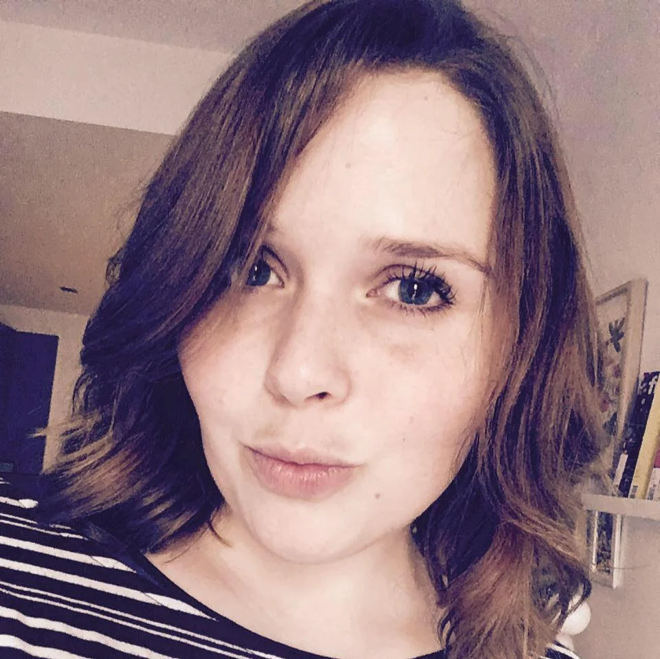 Alida Husby Nettside: www.alidahusby.com Instagram: @alidahusby Alida Husby (født 1993) er en norsk illustratør og grafisk designer, bosatt i Barcelona. Alida er utdannet innenfor visuell kommunikasjon, markedsføring og kulturledelse ved Westminster Universitet og UIC Barcelona. Hennes illustrasjoner og design har blitt publisert og brukt blant annet i boken «365 formas de pedir trabajo», avisen La Vanguardia og av klesmerket Family Affairs. Hennes forkjærlighet for tradisjonelle teknikker, barnebøker, samt nye muligheter gjennom digitalt design er sammen med på å skape hennes visuelle stil og uttrykk. Alida har illustrert diktsamlingen “Tankestrek” av Thea Marie Sanne. Hun arbeider også med bøkene “Hjertetråd” og “Under grøne venger” som kommer i 2019.