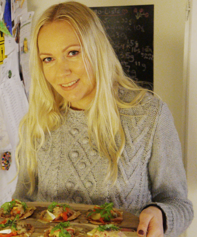 Katrine Stenhjem debuterer med kokeboken “Spis og spar - enkle og sunne retter for alle” høsten 2019. Hun er kjent fra en av norges mest leste matblogger https://spisogspar.blogg.no/ hvor hun raust deler både ukesmenyer og mange andre oppskrifter. Katrine er spesielt opptatt av at maten skal være smakfull, sunn og billig. Hun bor i Bergen sammen med mann og to barn. Hennes mann er opprinnelig fra Sicilia og har jobbet på restauranter i både Italia og i Norge. Katrine er utdannet vernepleier og har også tatt kurs innenfor ernæring. Instagram: @katrinestenhjem