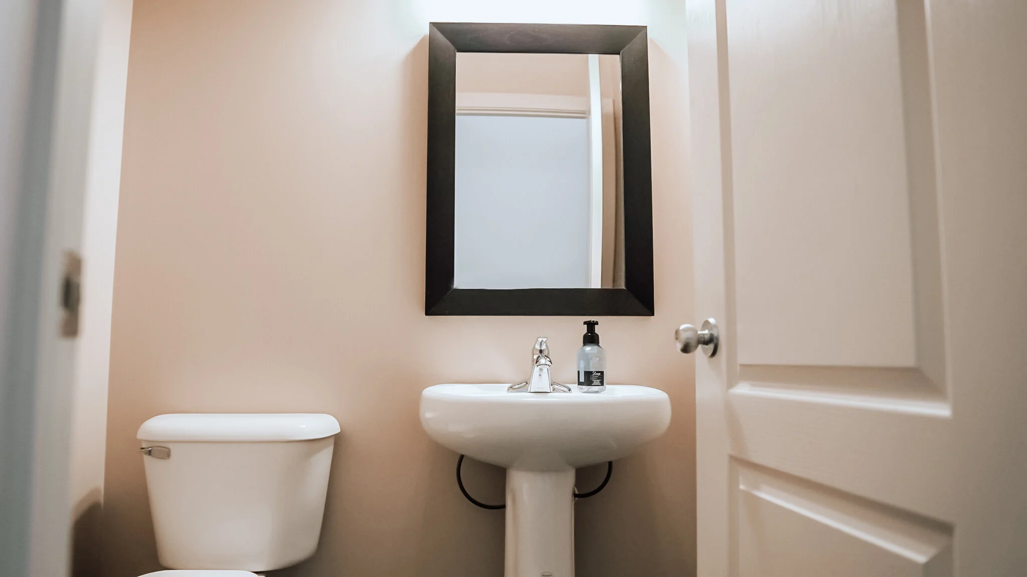 BATHROOMMAIN.jpg
