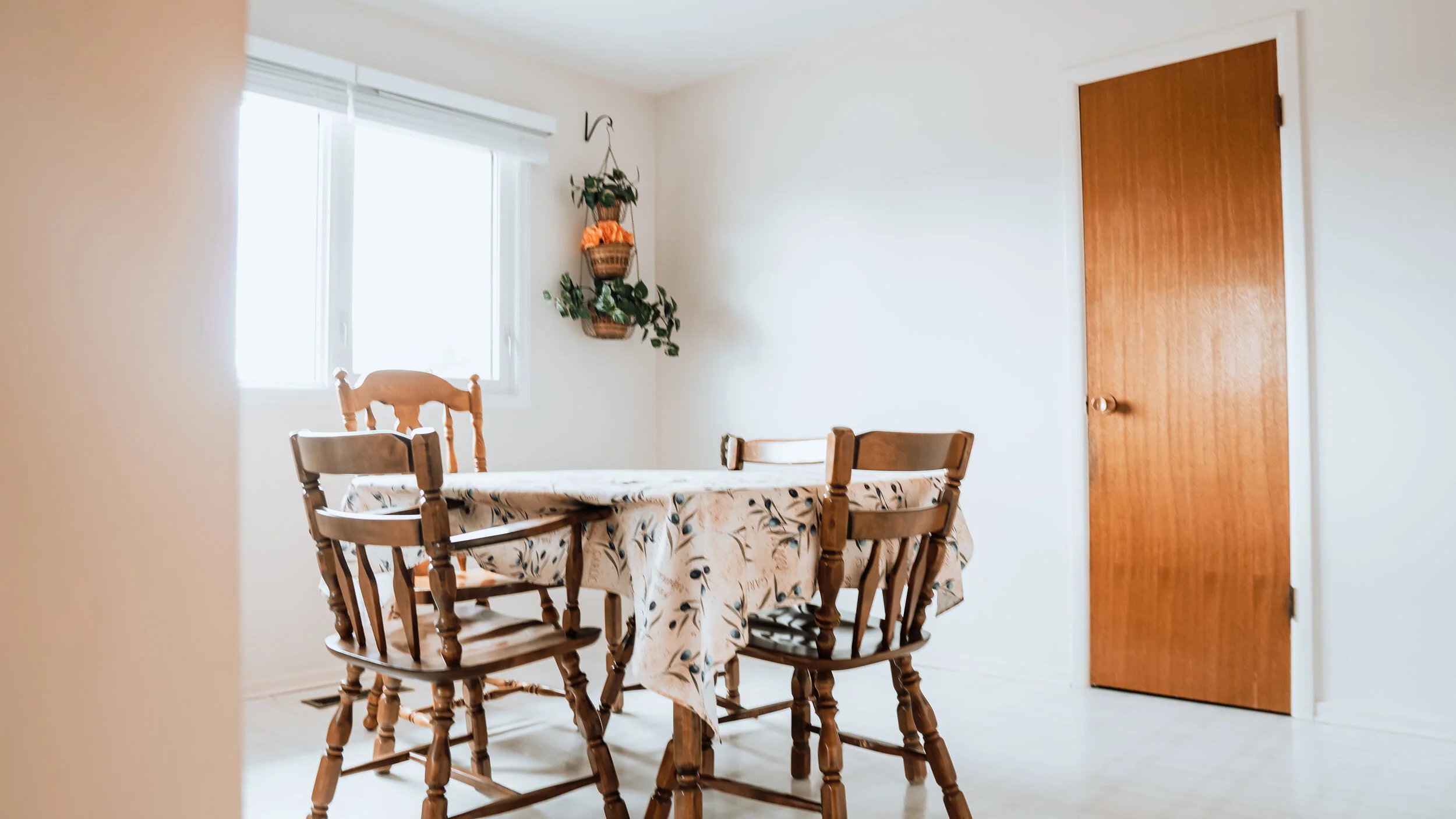 kitchentable.jpg