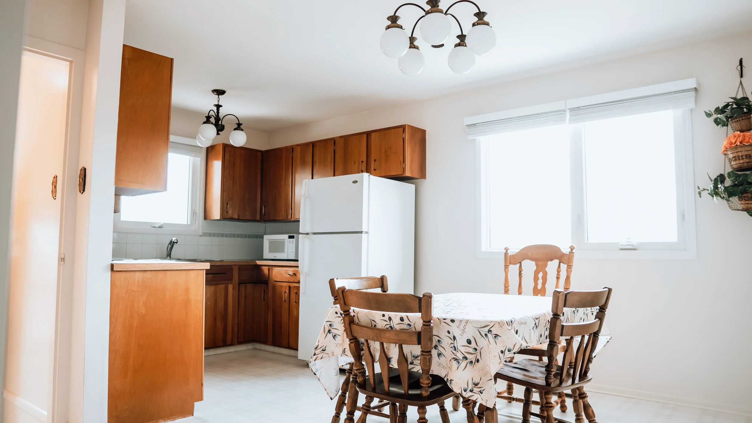 kitchentable2.jpg