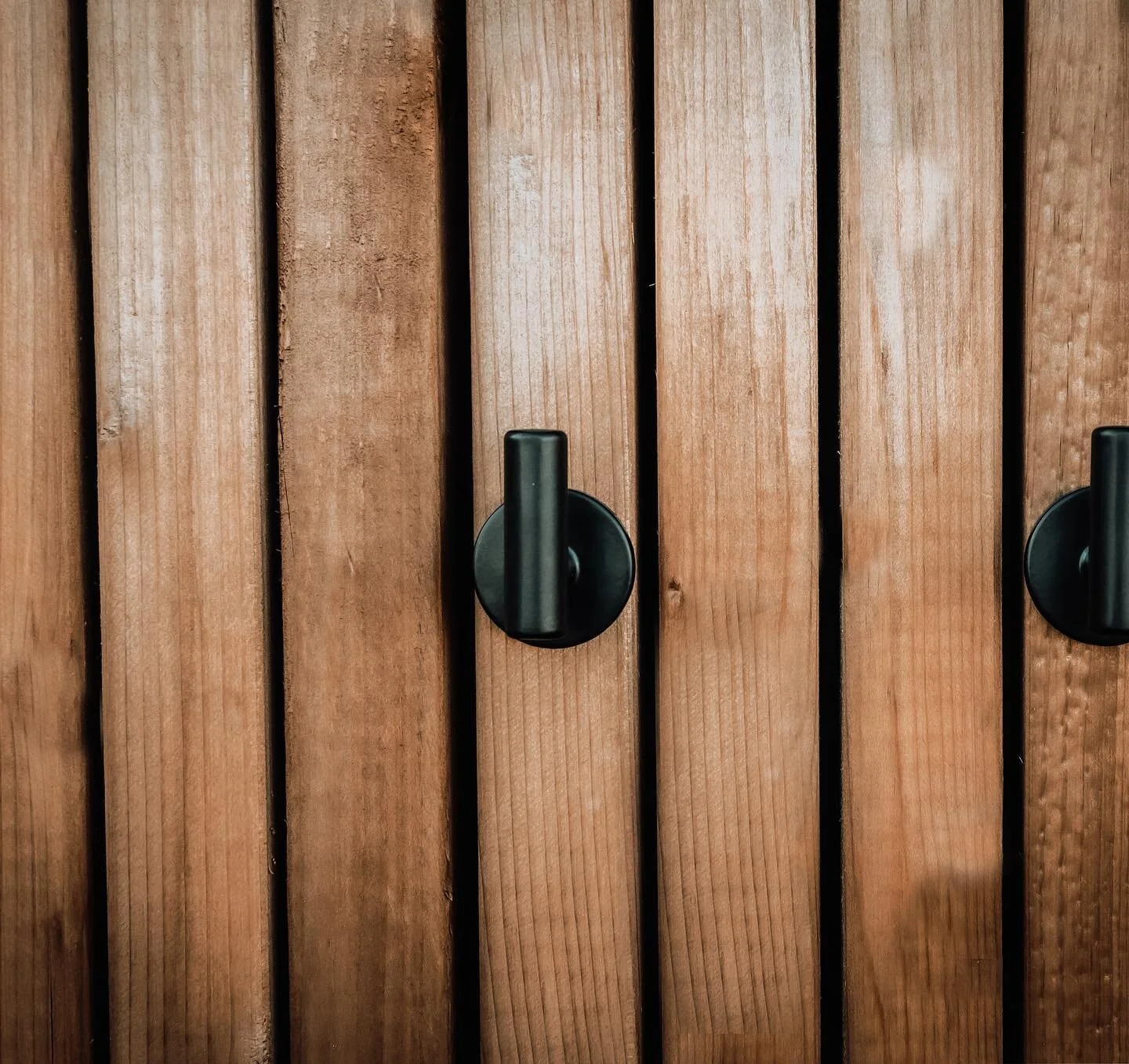 hooks & hangers 
.
.
.
.
.
#decklife #tarot #flagstone #piscina #decks #lethbridgerealestate #decking #pergolados #pergolado #driveway #techobloc #pergola #decor #deckdesign #pool #pergoladodemadeira #house #sky #woodenflooringideas #deckma