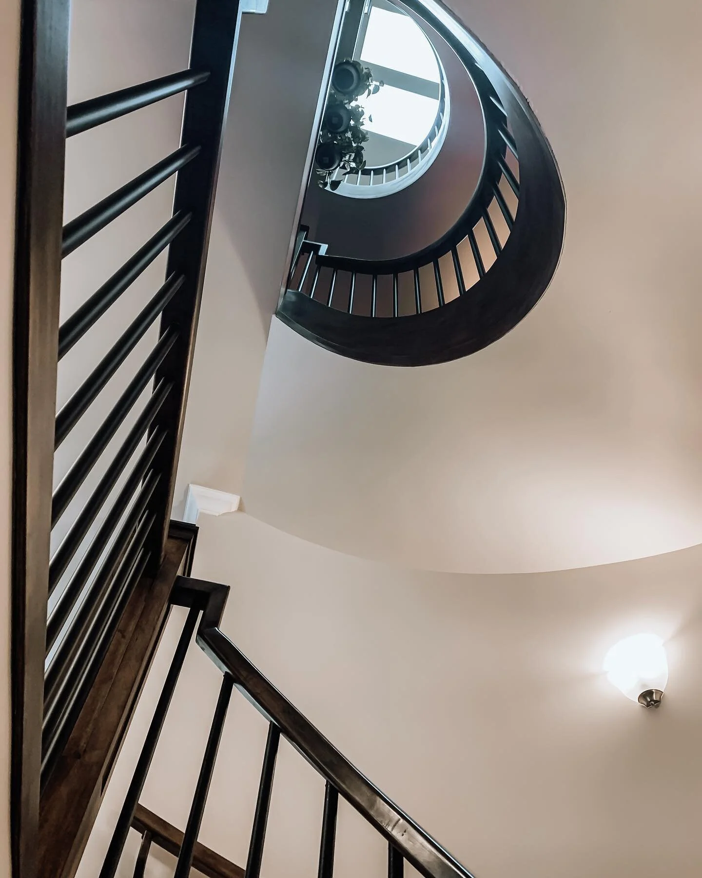 round & around 
.
.
.
.
.
#homeinteriors #interiordesigner #art #design #decoration #interiors #decor #homedecorating #globemaghome #interior #homestyle #interiorstyling #homedesign #stairwaytoheaven #architecture #hauseofgrey #lethbridgere