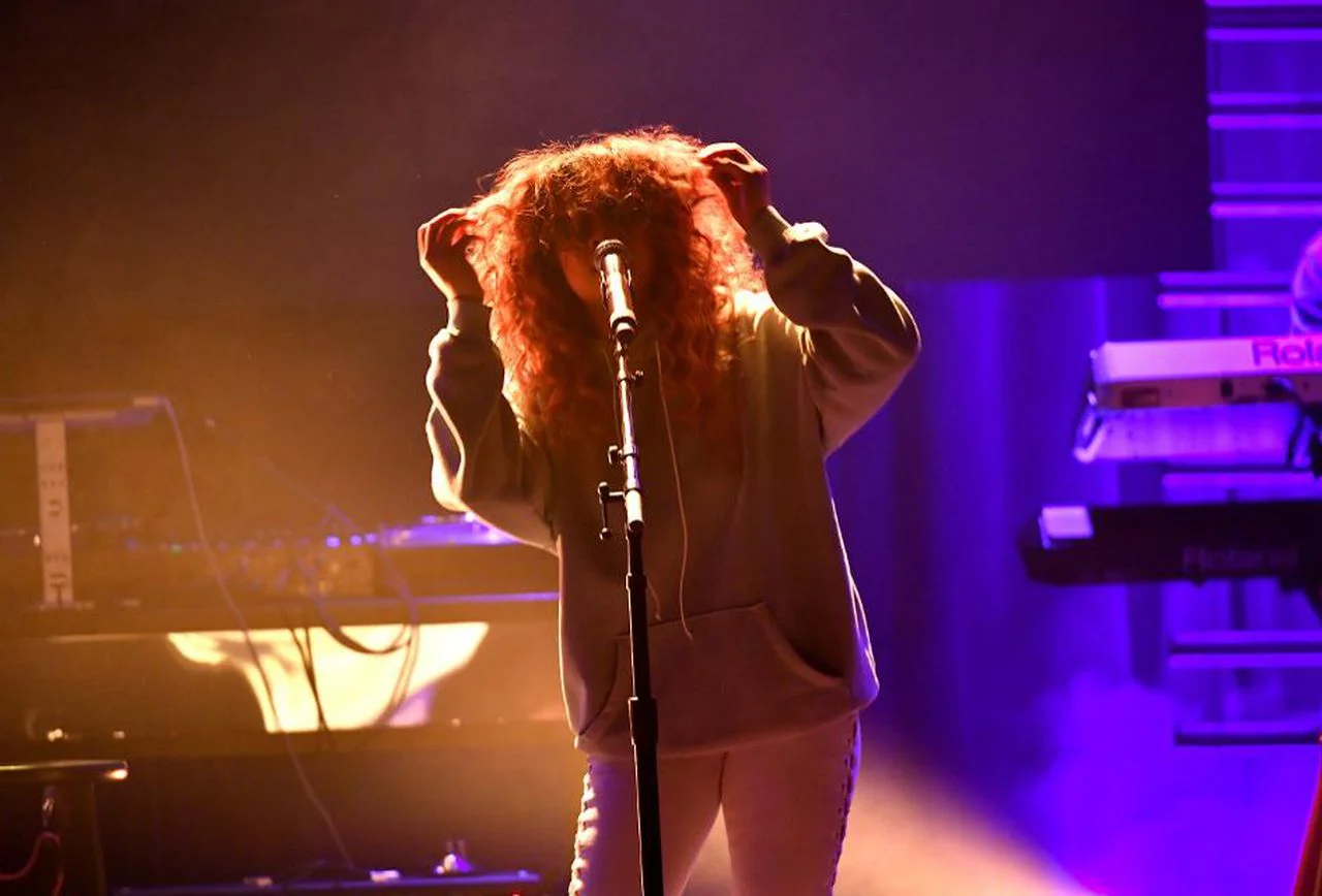 H.E.R. performance.jpg