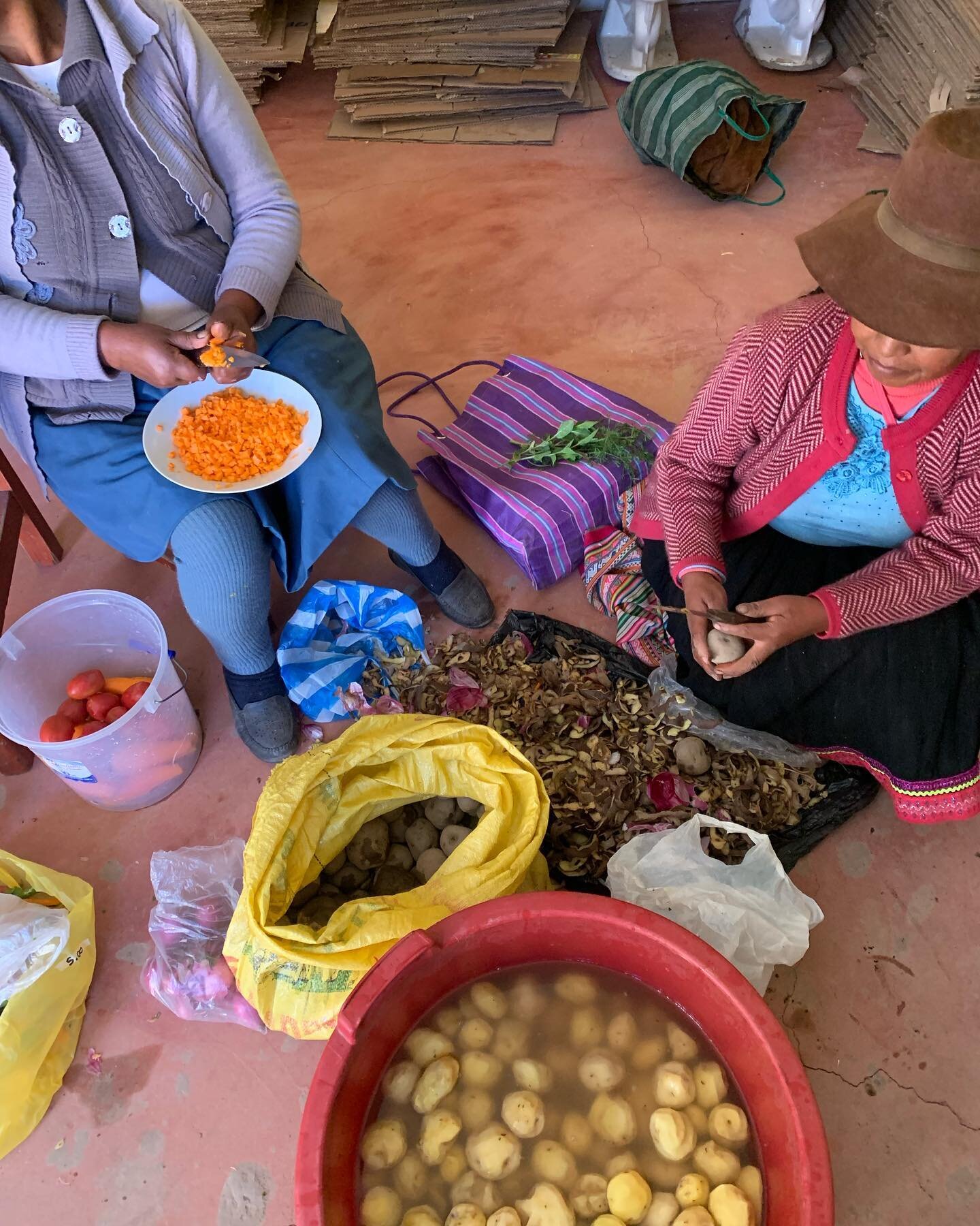 Recently I had the opportunity to volunteer at @valleycampperu in Pitumarca.  Each day a different group of mothers who had kids in the program would get together and plan a meal for over 50 people.  They decided what to make, where to buy the ingred