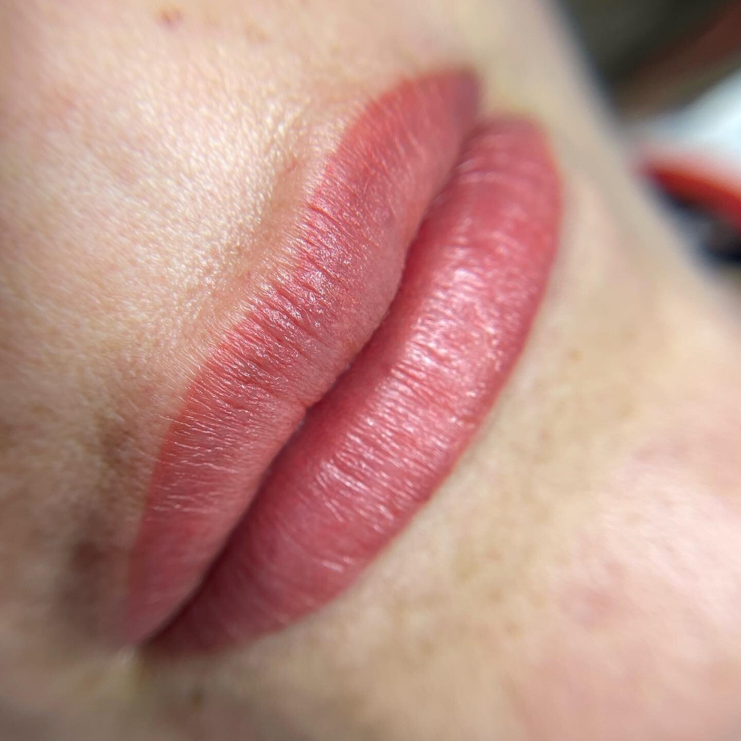 Mature skin lip blush 👄 fresh off the needle *and my camera roll* 

Swipe ⏩️ for her before!