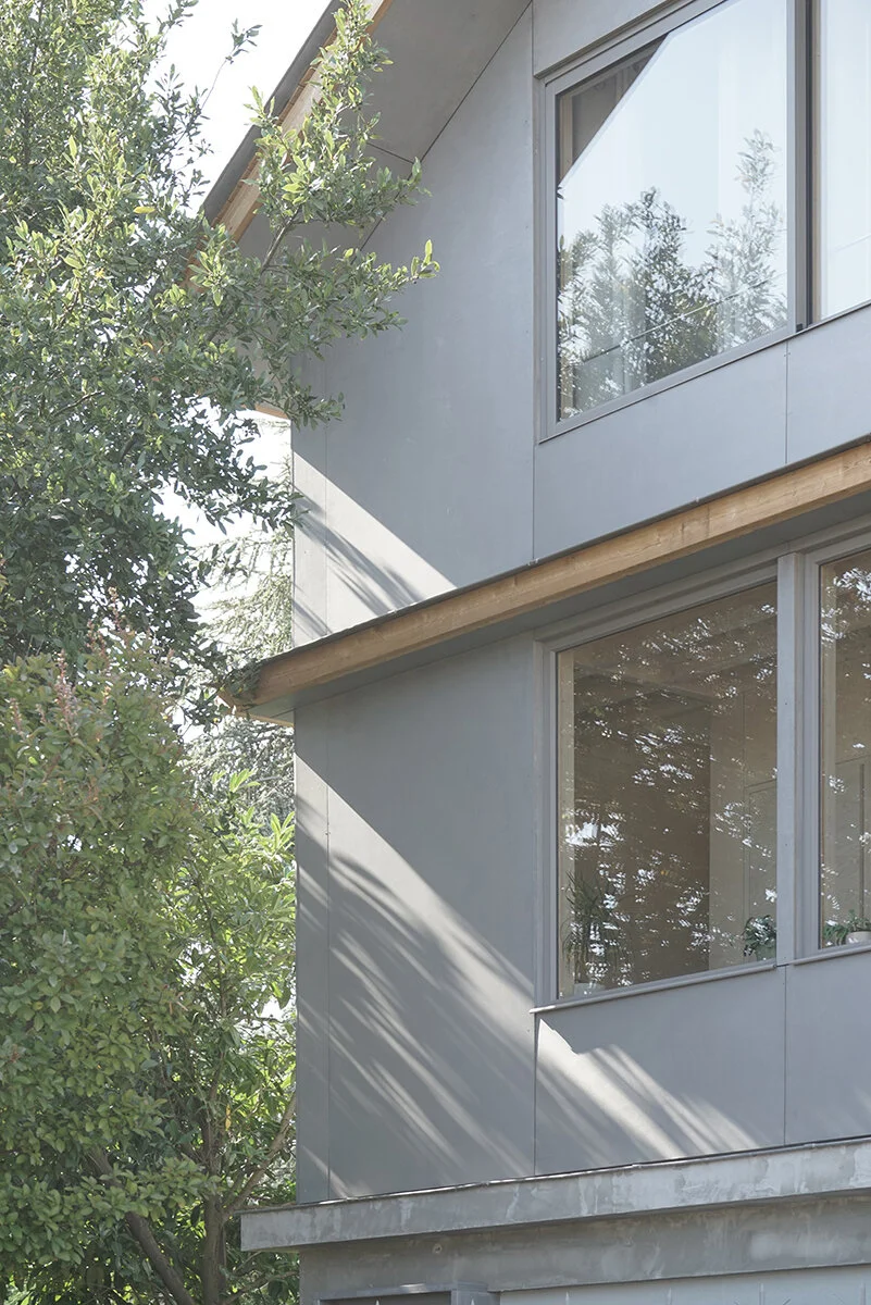 House_above_an_existing_garage_OFFICE_MUTO_Pavlidis_Architect_Main1.jpg