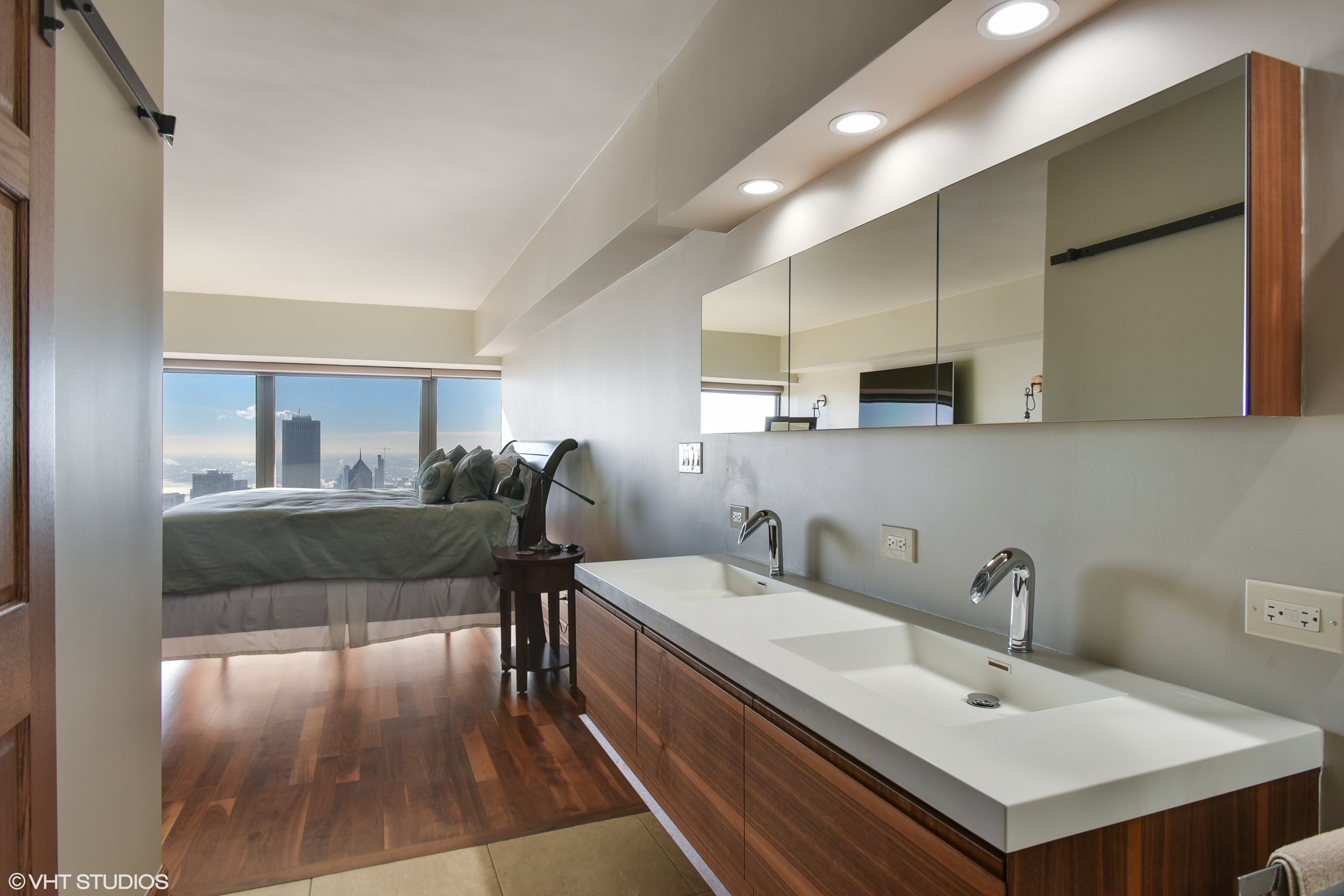 21_175EDelaware_9008_168_MasterBathroom_HiRes.jpg