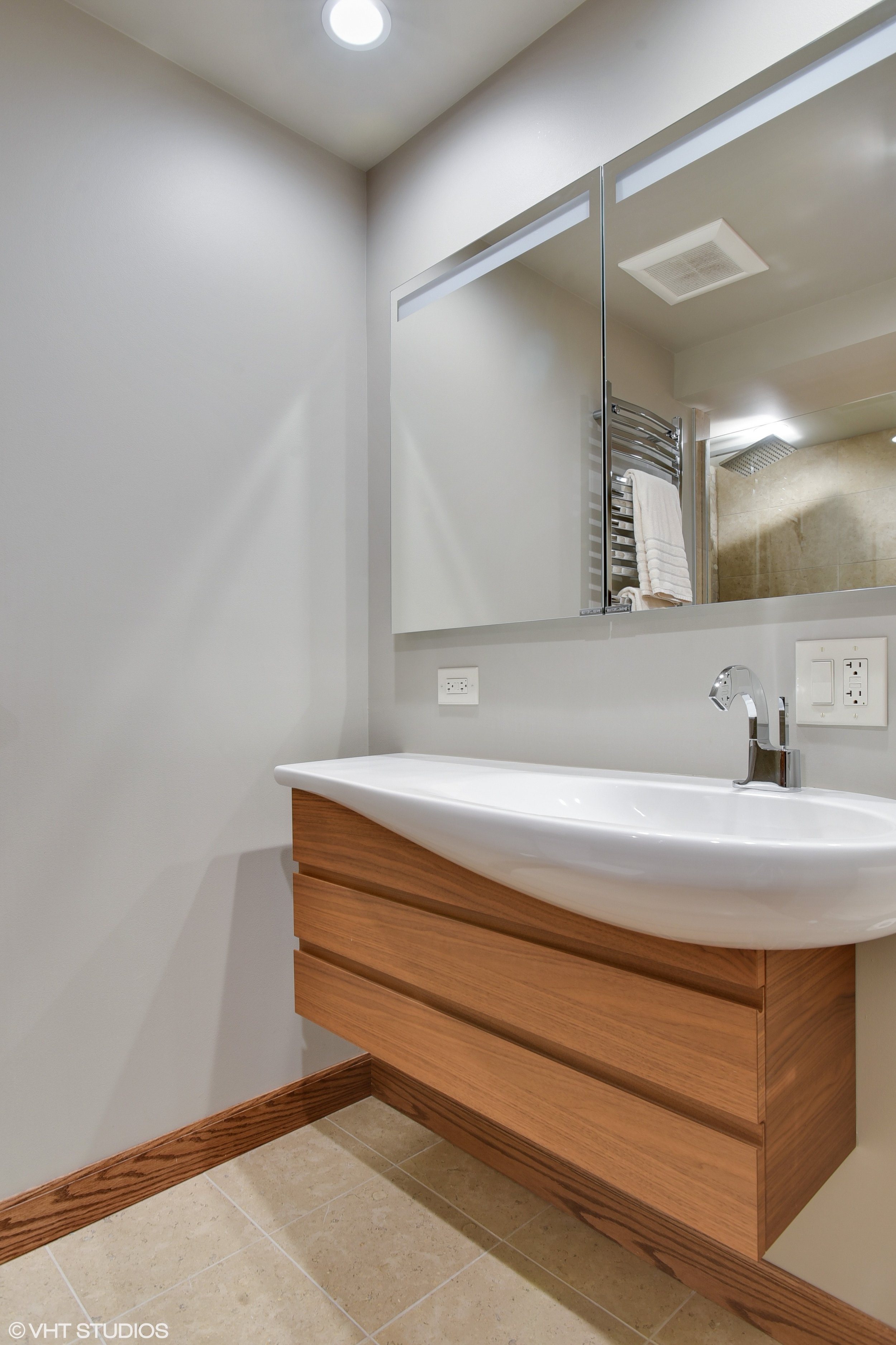 25_175EDelaware_9008_8001_Bathroom_HiRes.jpg