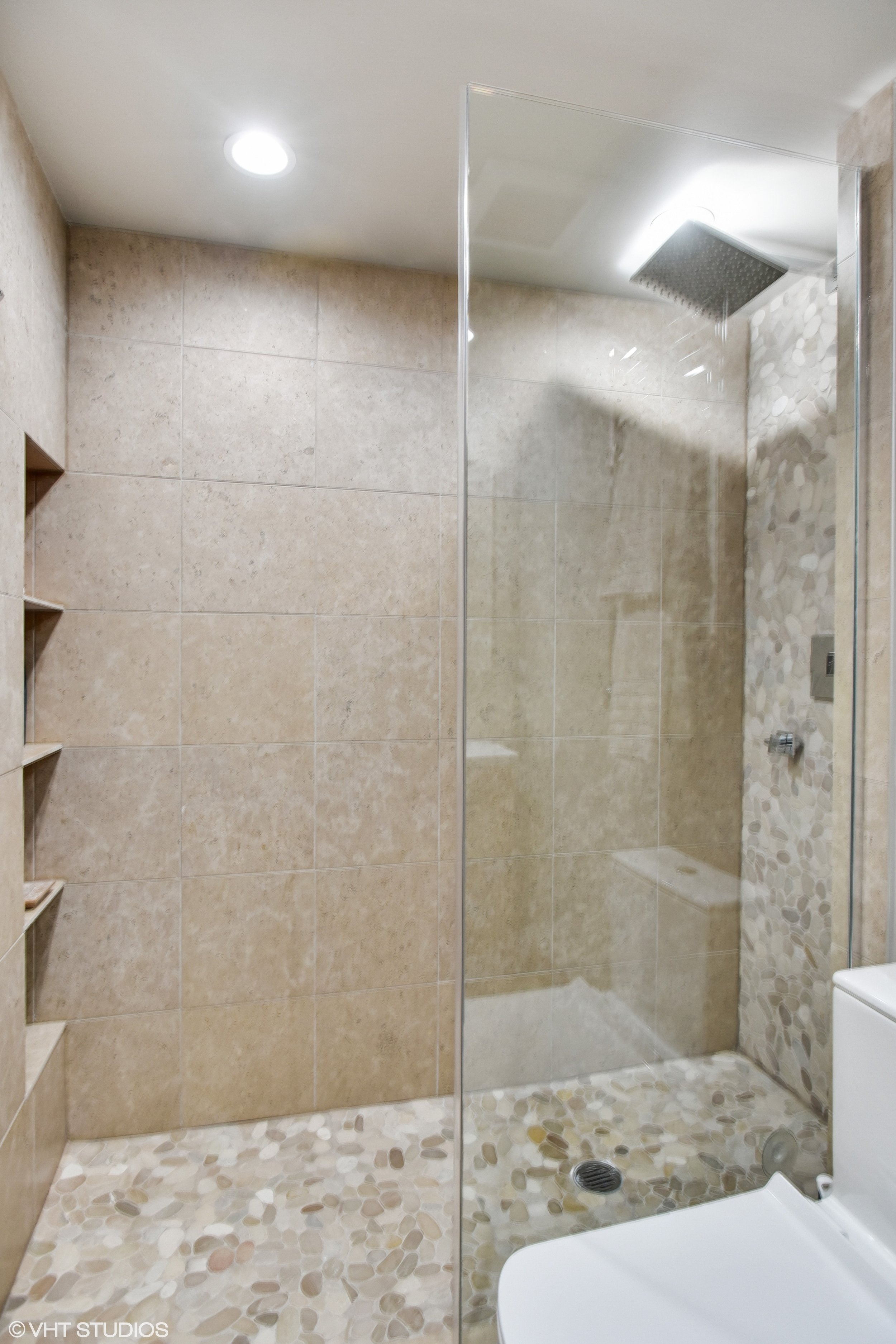 26_175EDelaware_9008_8002_Bathroom_HiRes.jpg