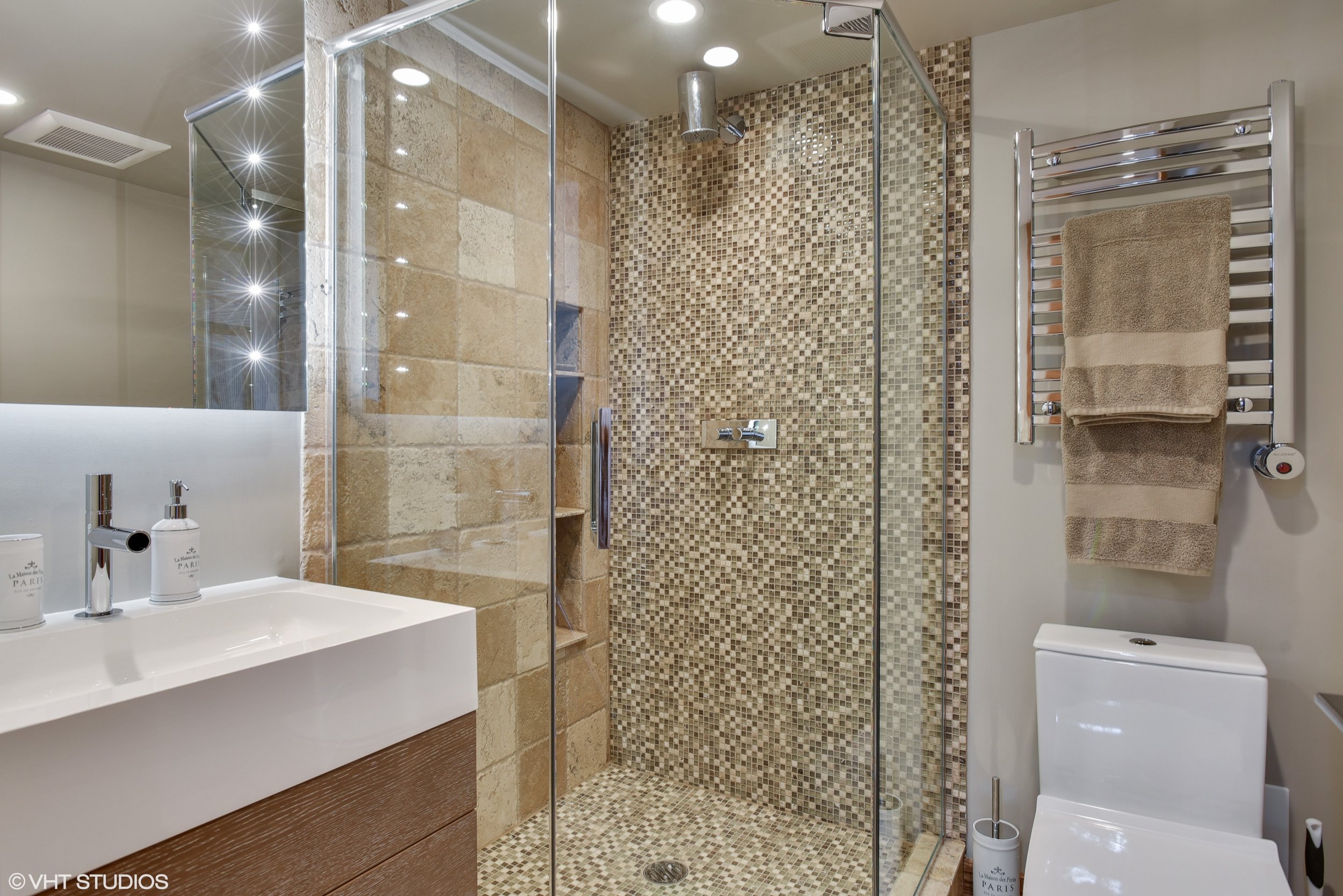28_175EDelaware_9008_9001_3rdBathroom_HiRes.jpg