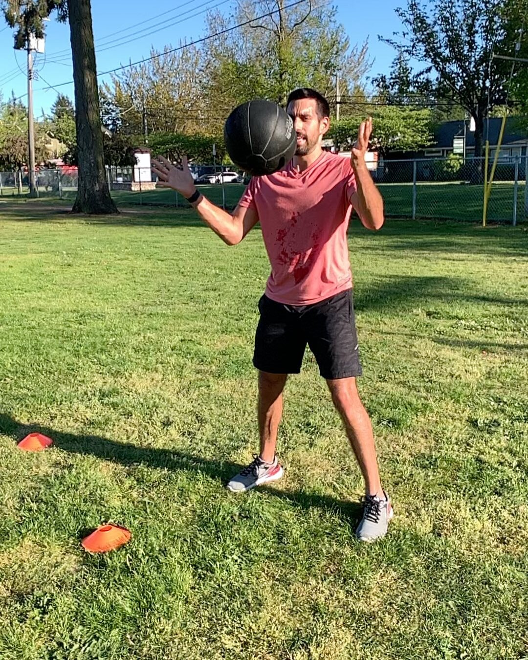 Medicine balls are an essential piece of equipment for our outside classes classes. 😆😲

Planks, squats, mountain climbers, arm raises, overhead triceps extensions... the options are endless. 

#boxing #boxingtraining #boxingconditioning #medicineba