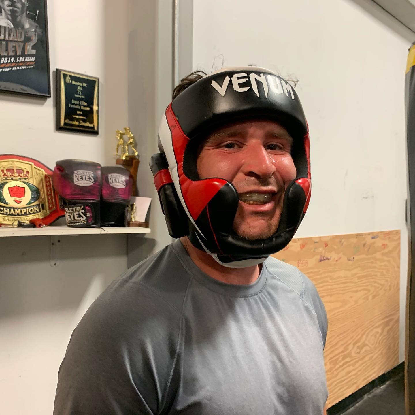 Sparring isn&rsquo;t always so serious 😂 we try to have fun too. 

#sparring #whysoserious #boxing #training #boxingtraining #boxingsparring #boxinggym #boxinggymlife #yyj #yyjbusiness #westshorebusiness