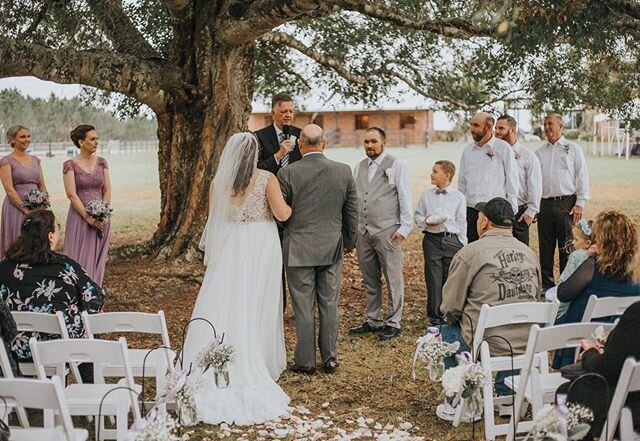 Such a beautiful ceremony under our grand oak tree!💫
Hold your loved ones close during this time &amp; everyone stay healthy.
&mdash;&mdash;&mdash;&mdash;
Venue | @heavenlyfarmsweddings 
Photography | @christinewozzphoto 
Florals | Sarasota Florists