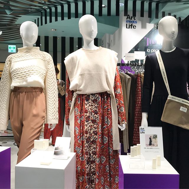 そごう西武さんのアパレルセレクトショップ、@keytostyle_ss で素敵なイベントをさせていただきました！
.
自身のアパレル&amp;コスメブランド @lpdgem.official を持ちマルチな才能を発揮されている @ishidakazuho さんと 奇跡の美肌の持ち主 @fujiko0207 さんとのメイク＆トークショー！
豪華なメンバーと一緒にファッションとメイクの関係を石田さんがなんと藤井さんにメイクを施すというすごい会。9月は池袋西武店で、10月は渋谷西武店で2回に渡ってイベ