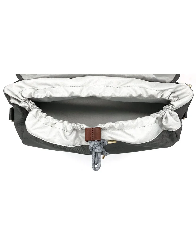  Salesmen backpack designed to carry safely samples of Champagne : detail of the main opening using 300D RPET.  Made for Ruinart® 