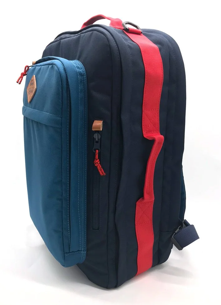  48L three ways weekend bag with inner organizers.   Uses 600D RPET as main fabric, full printed 150D as lining. and leather trims.  Made for Nature Nature &amp; Découvertes© 