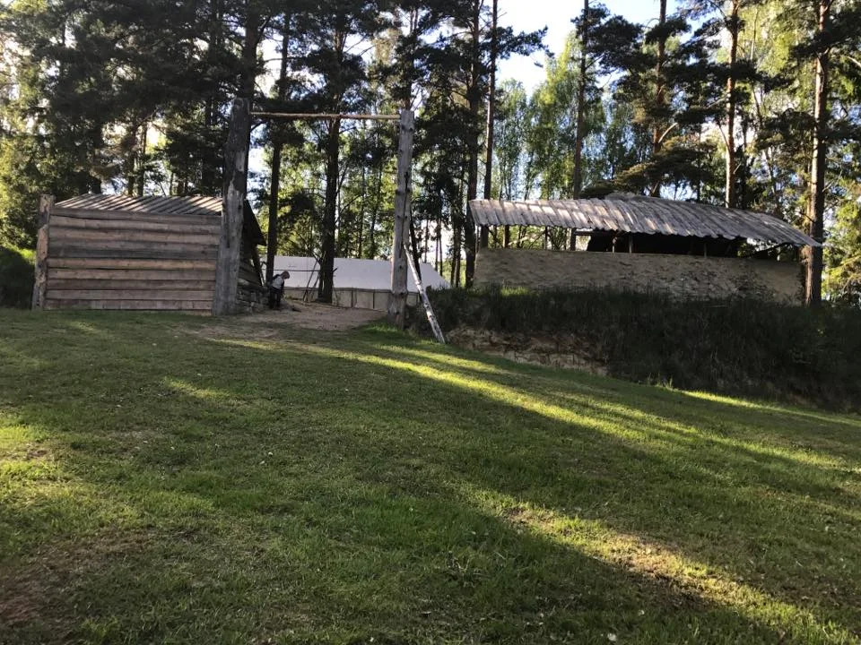 Et bilde av ingangen til Guvihaug.