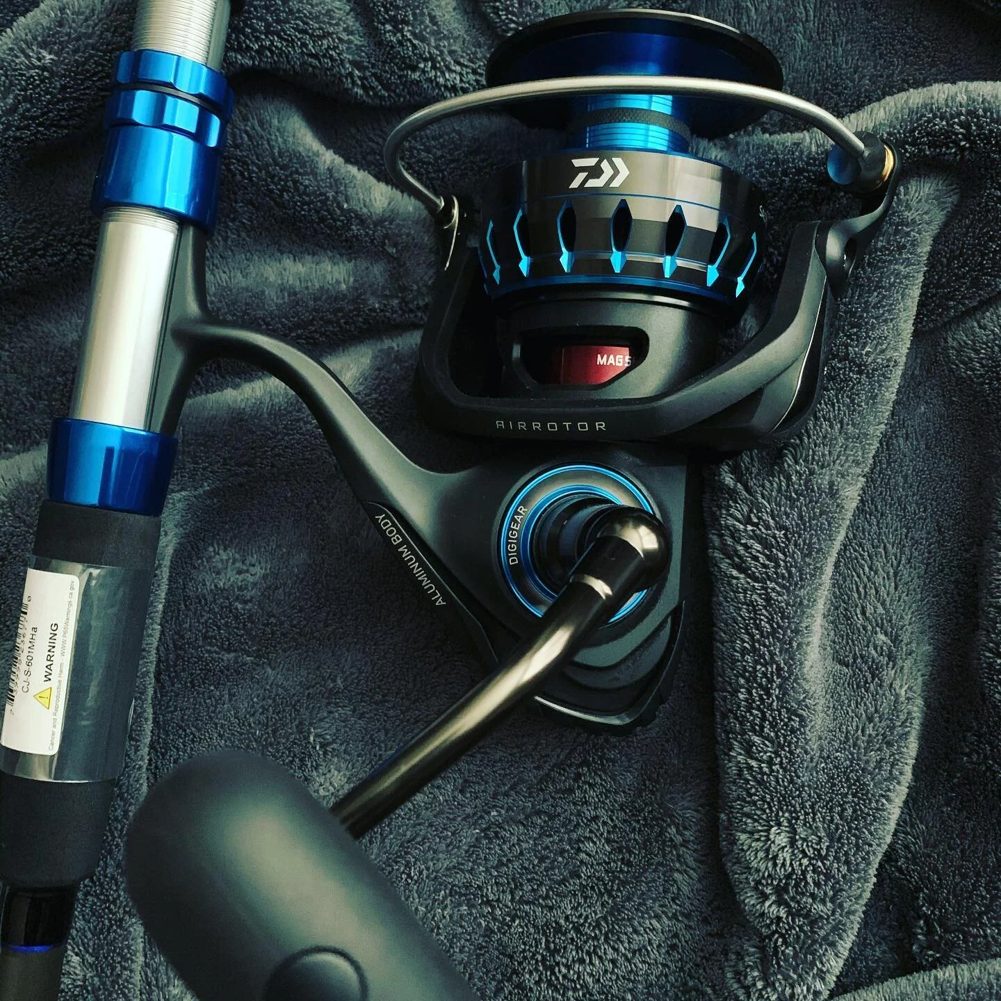 Daiwa Saltist 8000 married to the Okuma Cedros A jigging rod (CJ-S-601MHA). The standard for inshore and back bay saltwater fisherman country-wide has arrived. The Saltist Back Bay LT Reel employs our revolutionary HARDBODYZ design- utilizing an alum