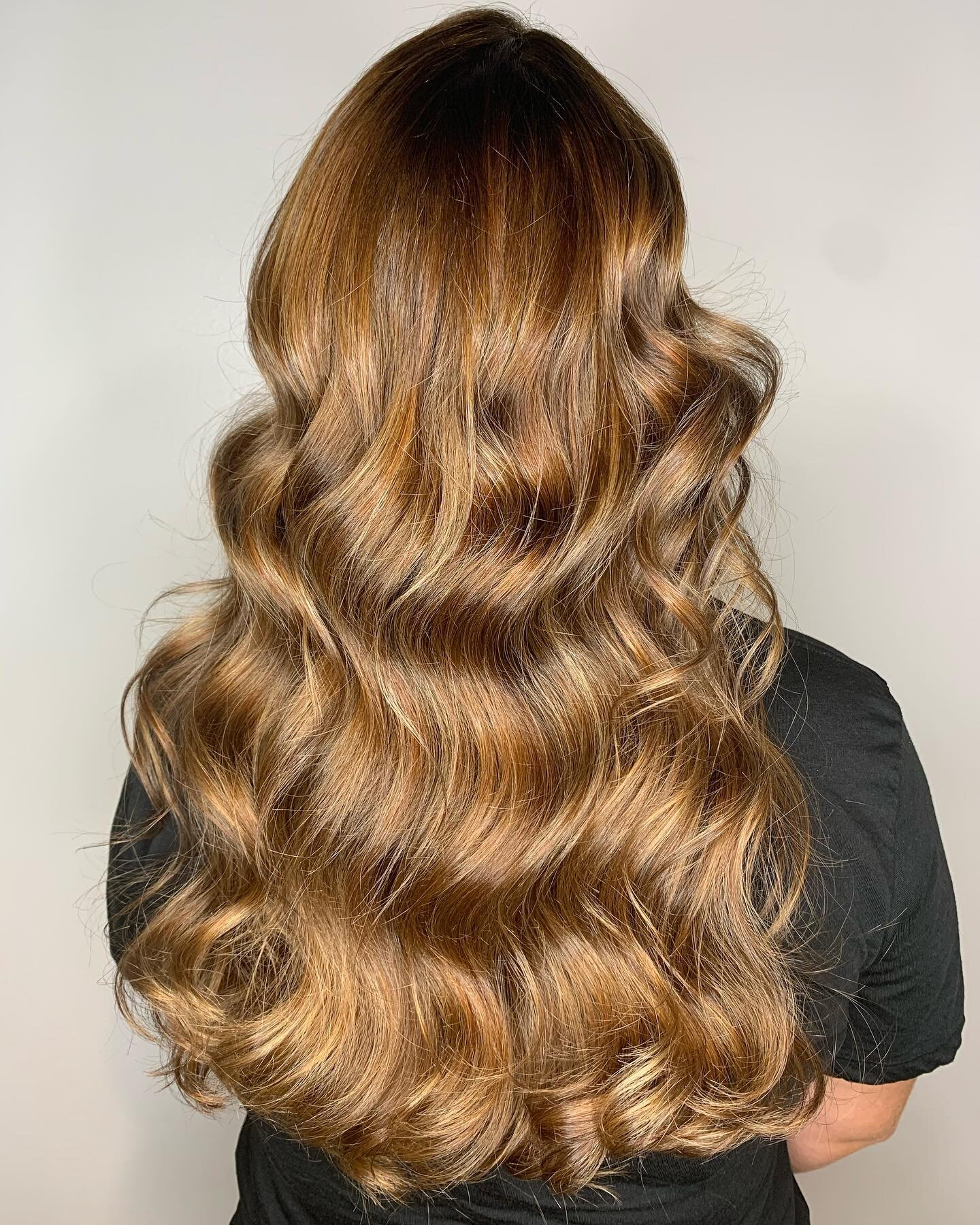 🍫MILKY WAY🍫
&bull;
&bull;
&bull;
@idhairnorthamerica @framar @kashousa 
&bull;
&bull;
#stl #stlhair #brunette #dimensionalbrunette #highlights #lowlights #brunettehair #shadowroot #rootsmudge #caramel #caramelhighlights #stylistssupportingstylists 