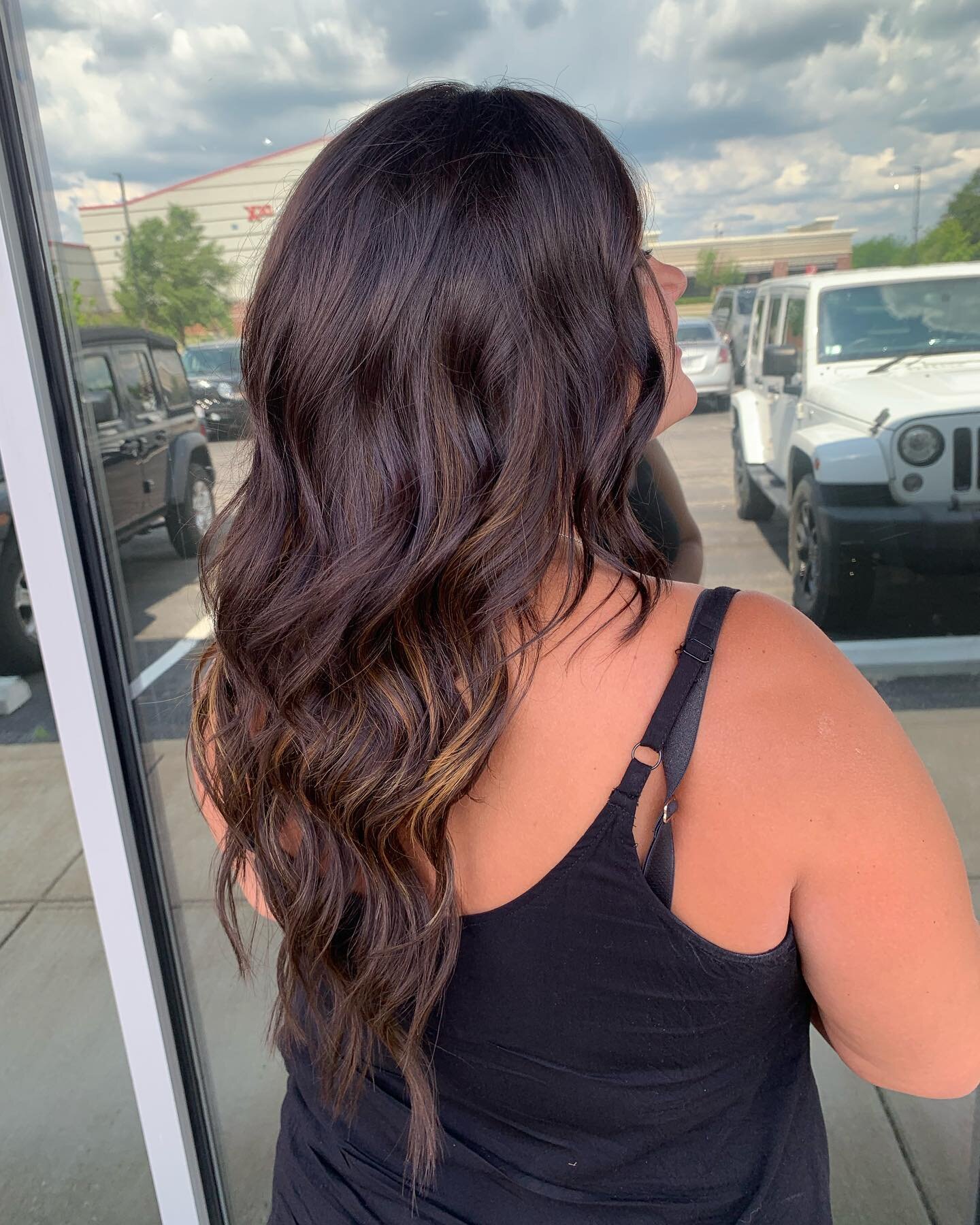 Seriously in LOVE with her hair thanks to @aquaextensions 🤩

We used 18&rdquo; hand tied wefts from @aquaextensions for some added thickness and volume and used a combination of #1B &amp; # 1B/4 to help create a more balayage look 

Color we used @i