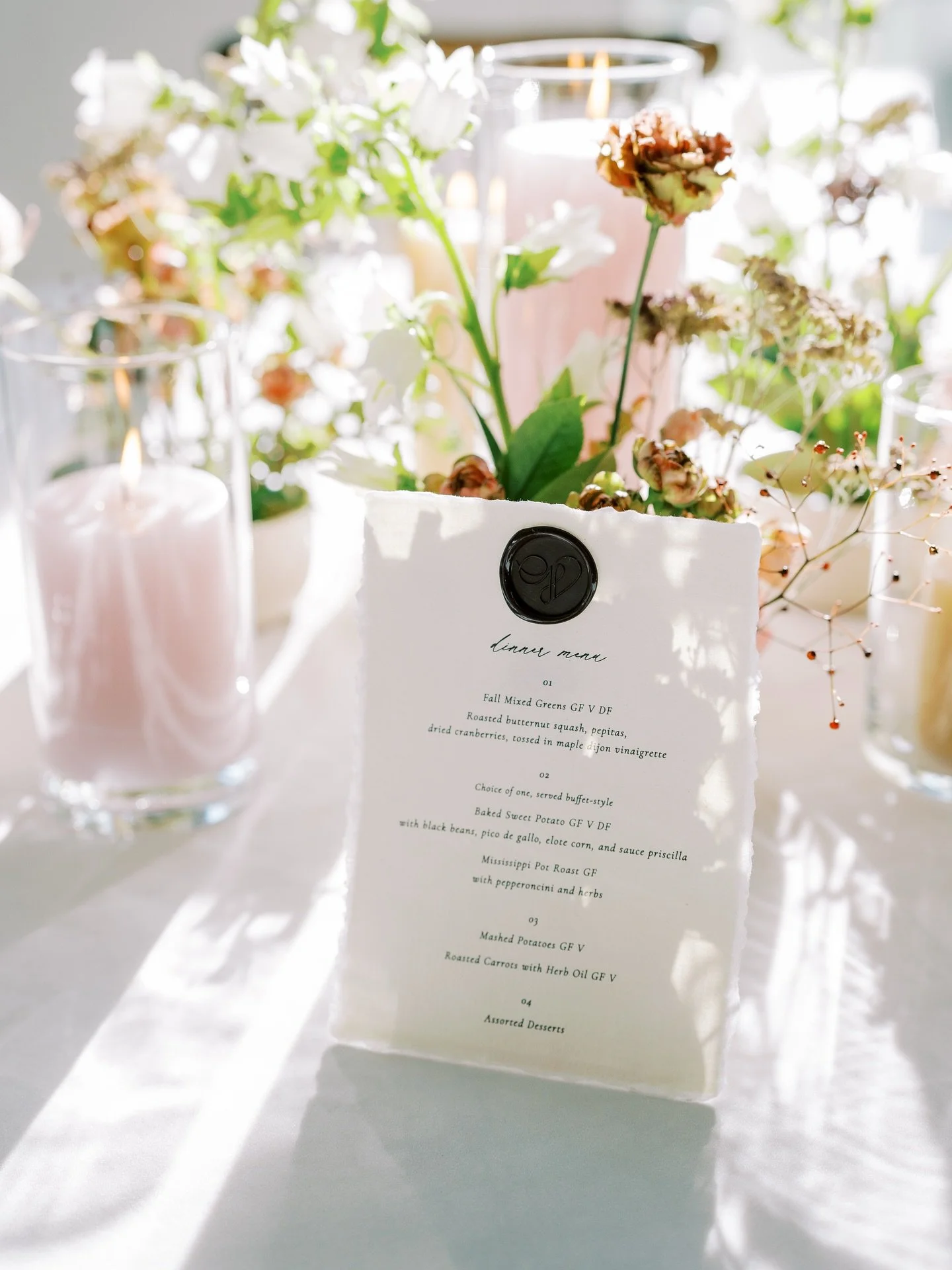 Fleeting days of summer are here&hellip;dare I say I&rsquo;m ready for fall? Don&rsquo;t come at me 🫣

Venue @thehuttonhouse 
Photography @maritwilliamsphoto 
Florals @agapefloral 
Planning @mavenevents 

#weddingdetailsphotography #weddingmenu #wed