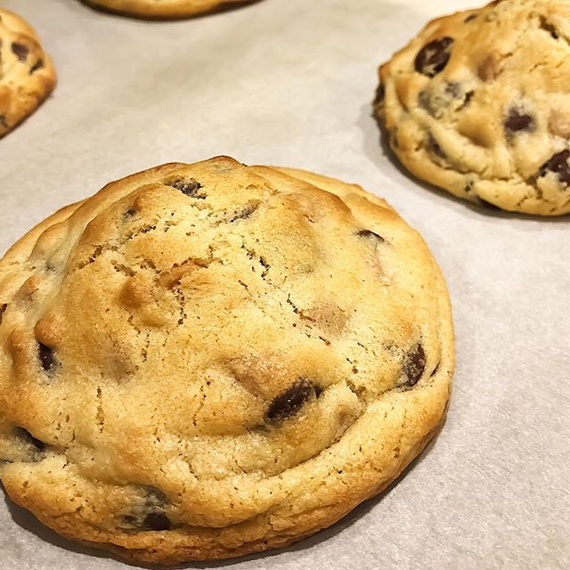 Finally tried the copycat Levain chocolate chip cookies and they are worth every calorie! #levaincopycat #levaincopycatcookies #abountifulkitchen #abountifulkitchenrecipe #chocolatechipcookies