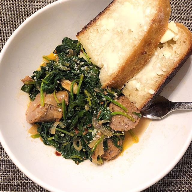 When the Italian sausage and bread are homemade, you don&rsquo;t need much else. We made sausage and greens with a bit of red pepper flake for some heat. Total comfort food!
#homemadesausage #homemadebread #sausageandgreens #italiansausage #nokneadbr