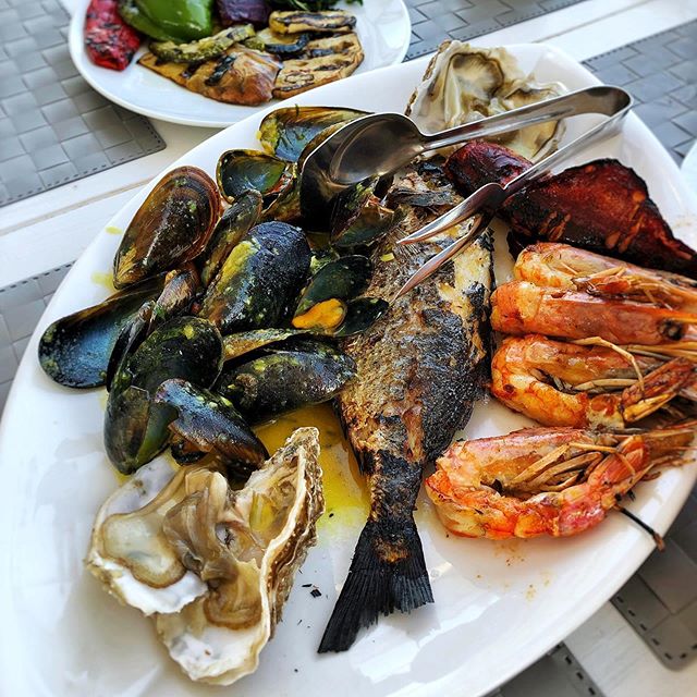 Enjoying a fresh seafood dinner for two after a day of shopping in Oia  #firasantorini #fira #santorini #greece #seafood #freshseafood #santorinigreece🇬🇷 #santorinifood #santorinirestaurant #dinnerinfira #travel #thira # greekislands #vacation #ins