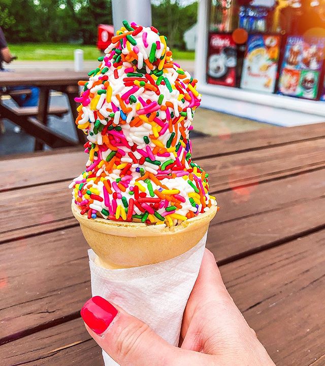 When your nails match your ice cream 💅🏼🍦💗
#icecreamsunday #dairyqueen #icecreamcone #vanilla #sprinkles #summernights #sweet #icecreamlover #summer #softserve #icecream #dessert #sweettooth #yum #instagood #summernails #hotpinknails