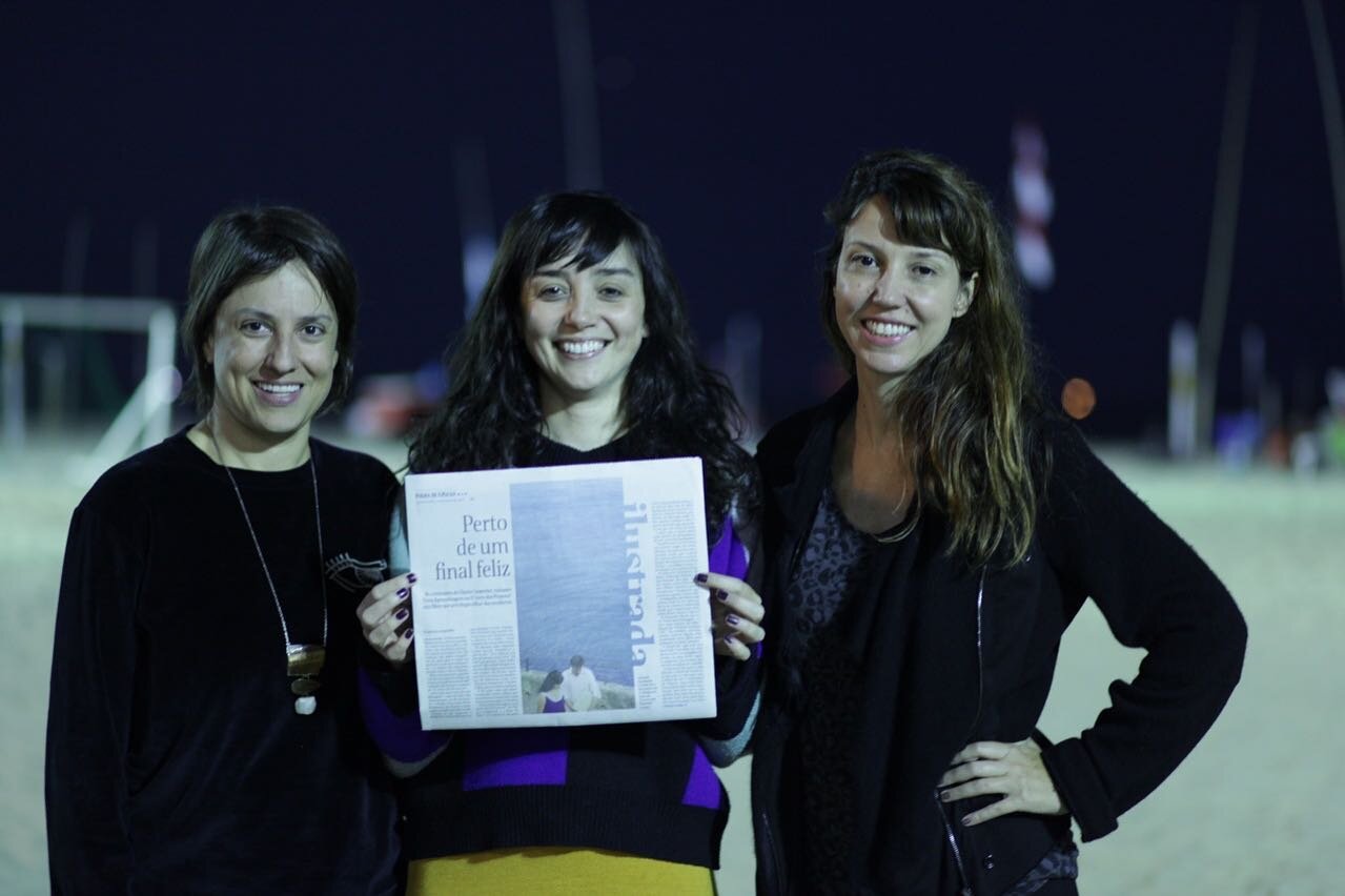 #tbt durante as filmagens de O Livro dos Prazeres de @marcela.Lordy quando tivemos uma linda capa da @ilustrada em mat&eacute;ria de @francesca_escreve 

Na fotos as queridas @simonespoladore e @deb_osborn (produtora do longa) da @bigbonsai_oficial

