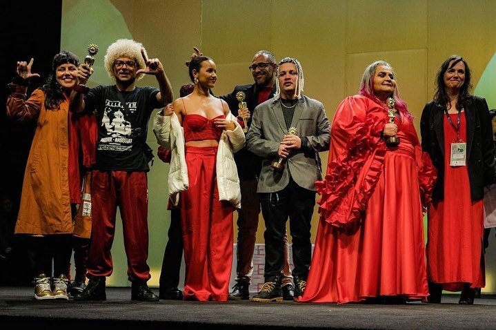 Parab&eacute;ns! 👏🏾👏🏾👏🏾👏🏾👏🏾

Do Acre para o mundo! &quot;Noites Alien&iacute;genas&quot; dirigido por S&eacute;rgio de Carvalho &eacute; consagrado Melhor Filme Brasileiro e vence mais cinco pr&ecirc;mios na noite de encerramento da 50&ordf