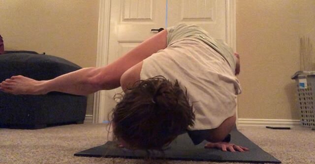 Arm balance practice @sarahshiplettyoga #momswhoyoga