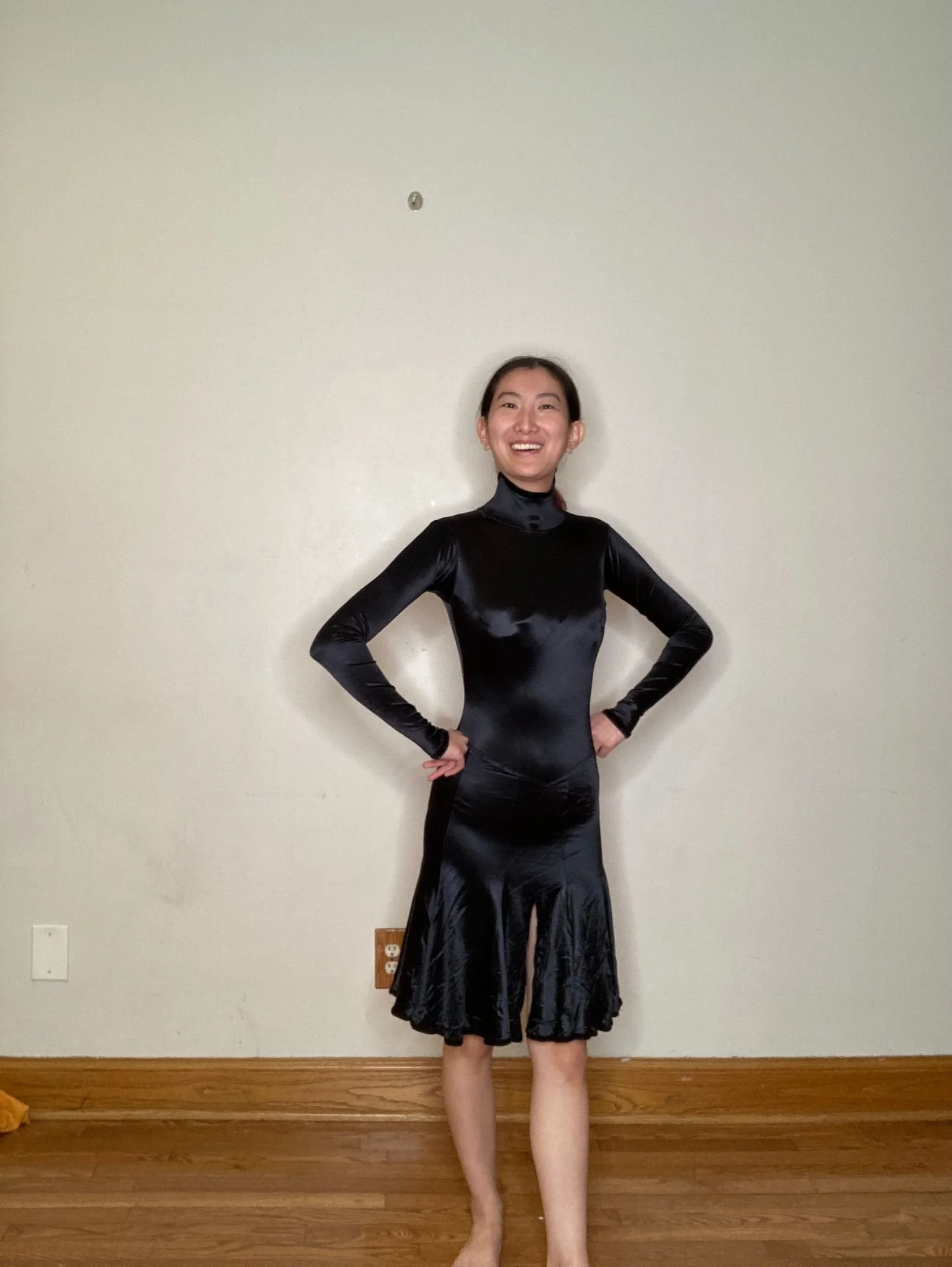 Description: Black Syllabus
 
Style: Maybe like a junior’s latin dress…?? 
 
Expected Fit: 00-0, it felt a bit small on me, especially in the torso length
Condition: Good 
 