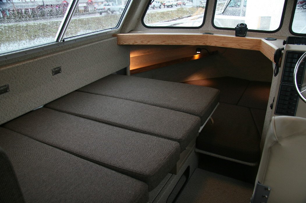 2700 Stock Interior dinette bed